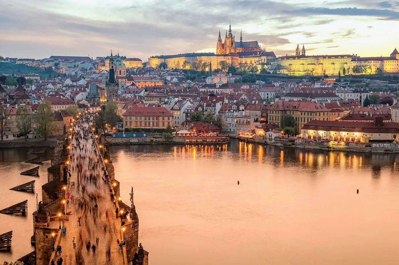 Karlsbrücke mit Burg im Abendlicht