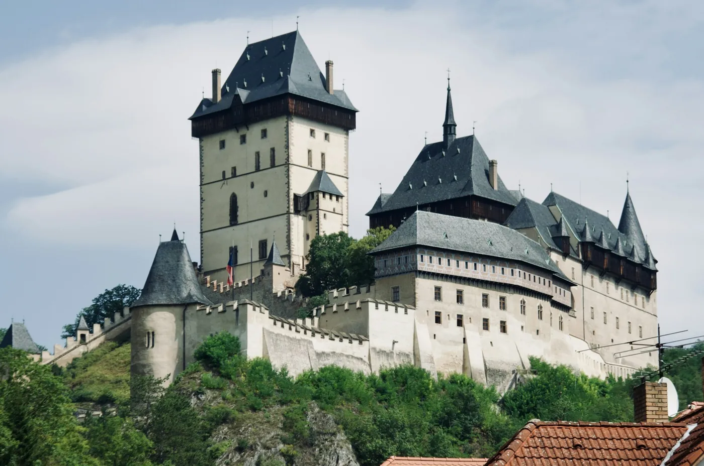 Burg Karlštejn über dem Wald